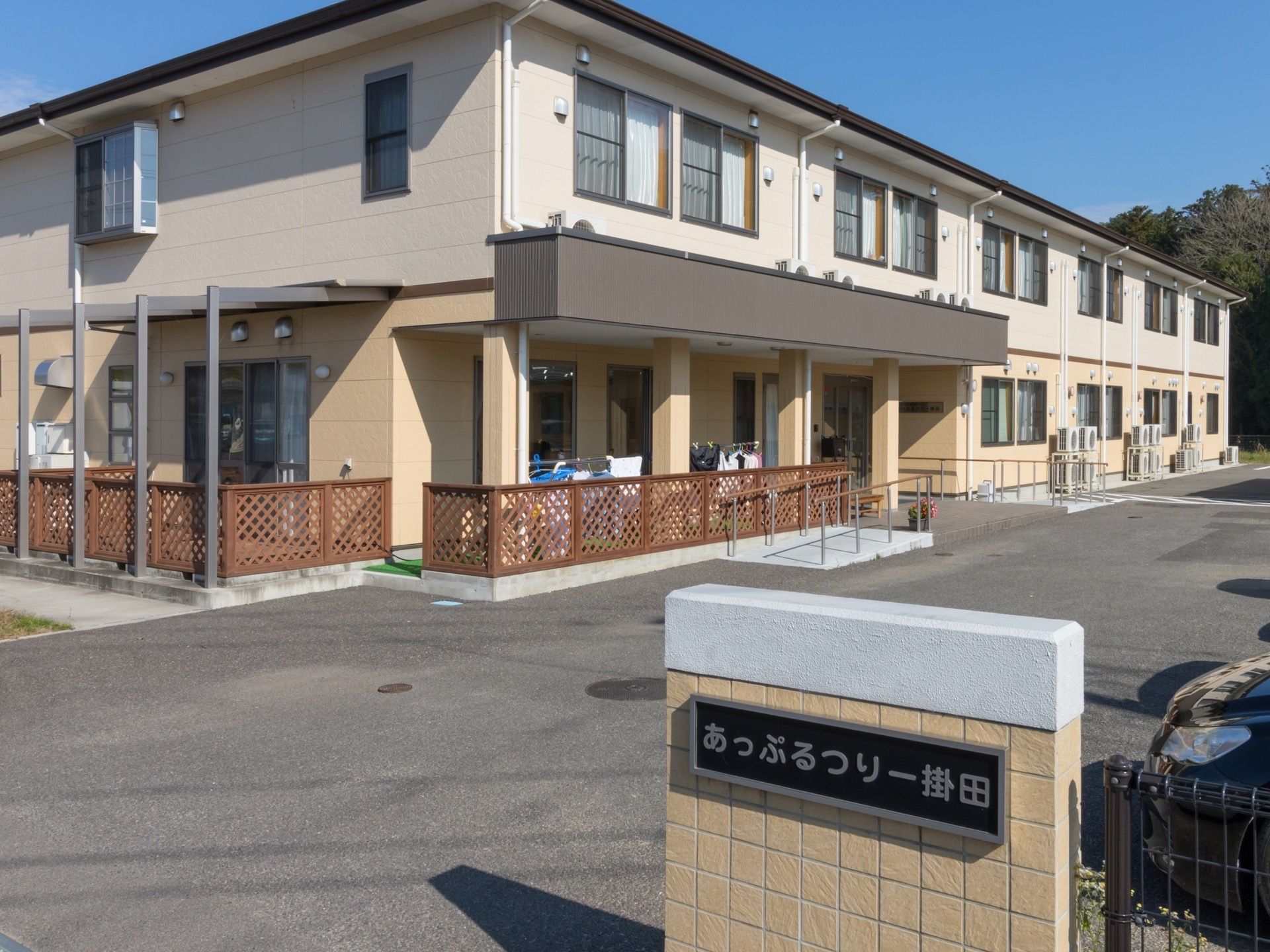 施設は二階建てである。建物の正面と横側にはテラスがつくられている。横側のテラスの上には出窓が取り付けられている。