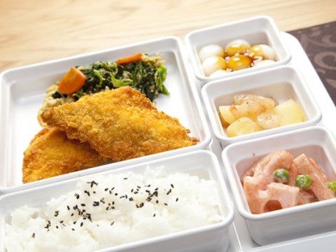 様々な食材が使われ、栄養バランスにも配慮した施設のお食事