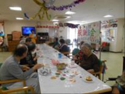 共有空間での食事風景