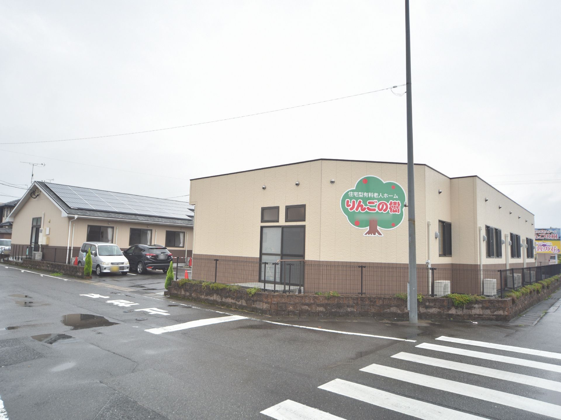 施設は道路沿いに建つ1階建ての建物である。外壁はブラウン系の濃淡で、りんごの木の絵柄の中に施設名が書かれている。