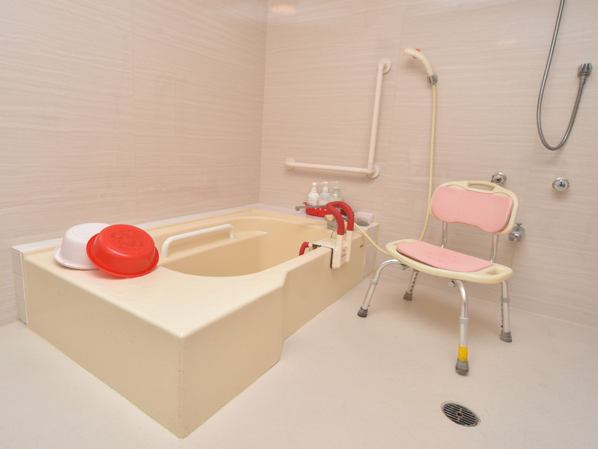明るく清潔感のある浴室には、入浴する方の安全を考慮して浴槽に高さ調節機能付き手すりが設置されている。