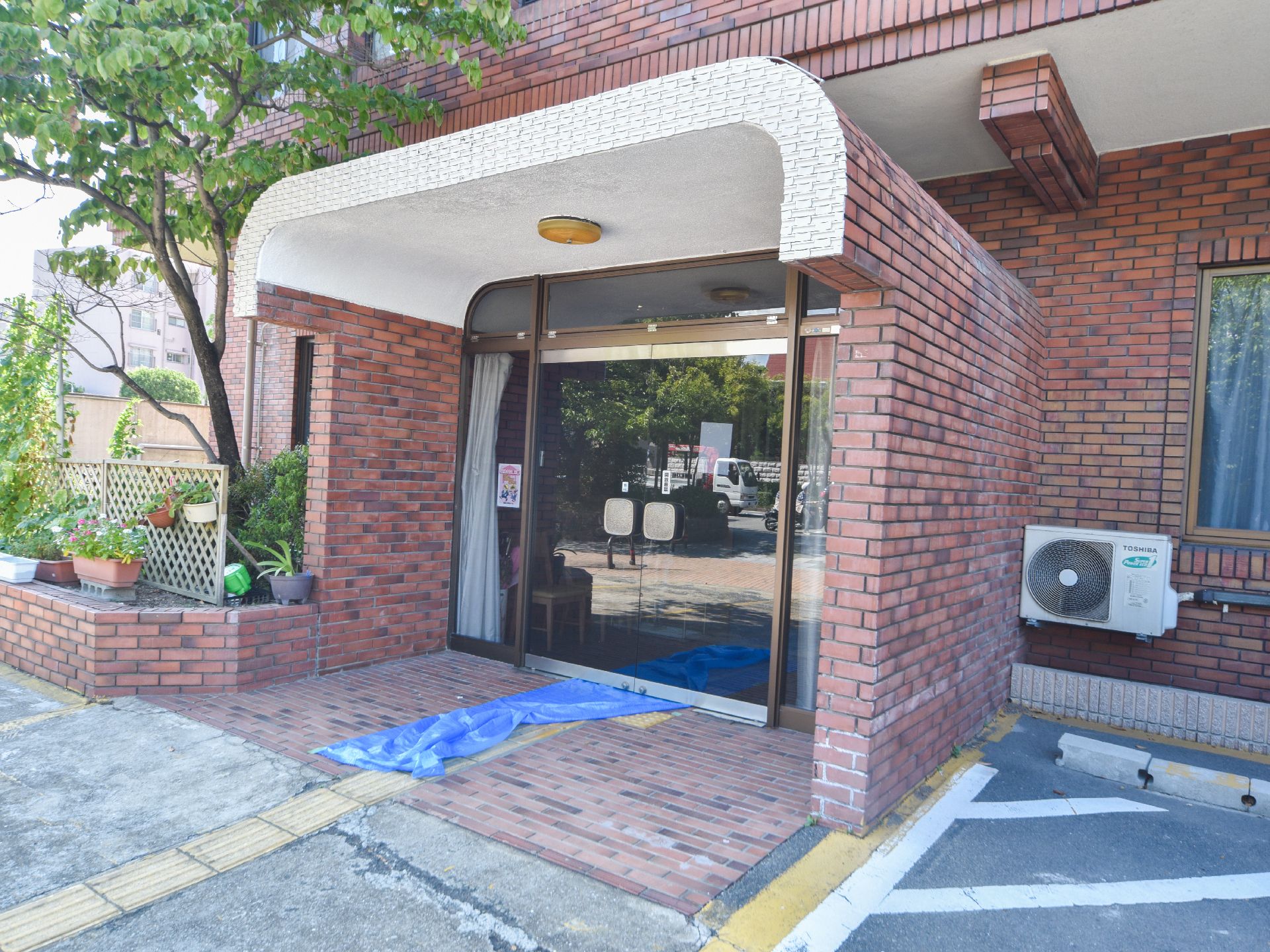 玄関は、ゆとりあるスペースが確保してある。ドアは大きく開けられる両面開きになっており、車椅子ご利用者でもスムーズに出入りができる。