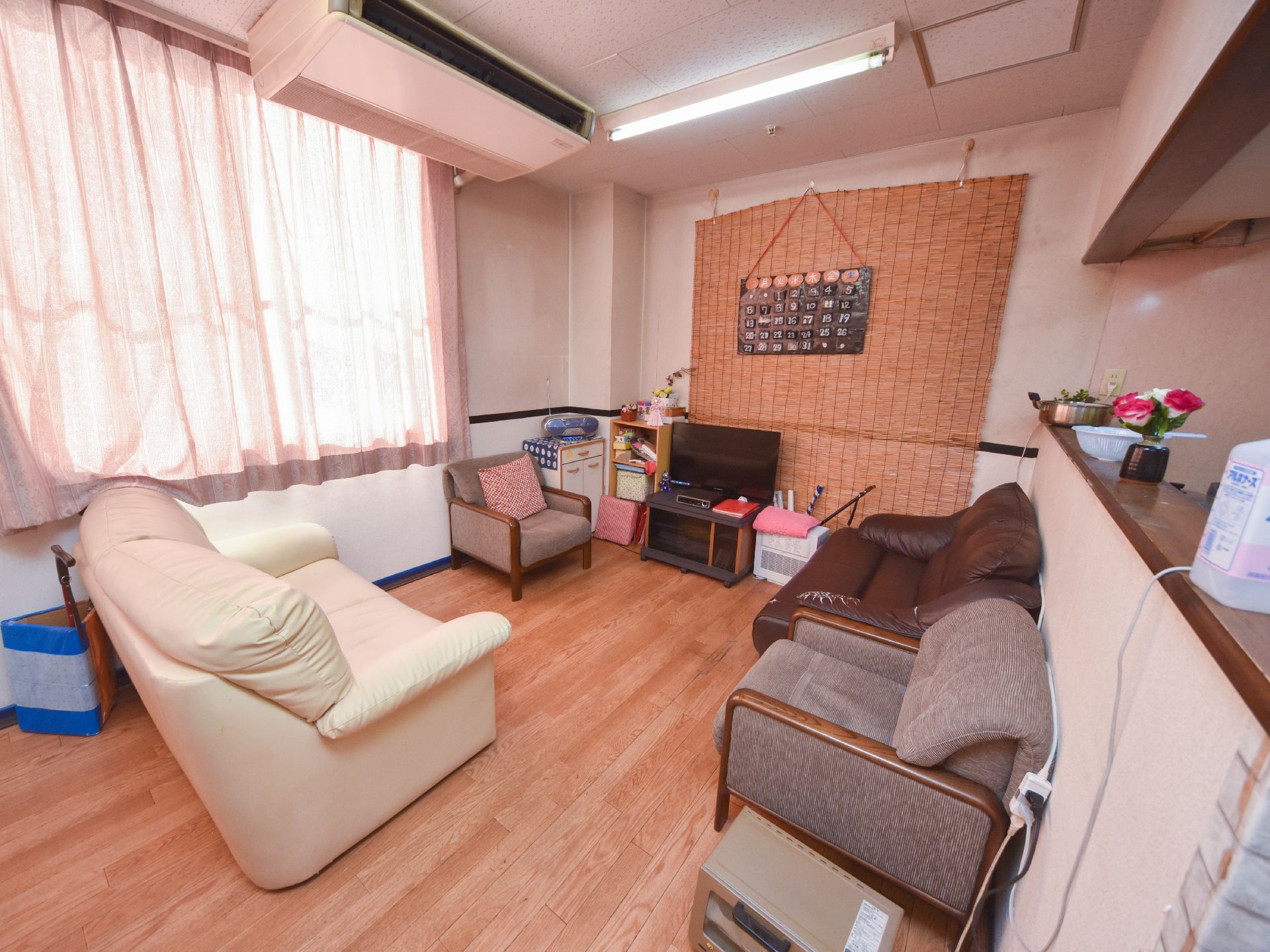 リビングダイニングには、ソファーが置かれている一角がある。エアコンが完備されており、テレビが壁際に設置されている。