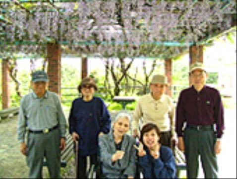 笑顔の集いと新緑の庭