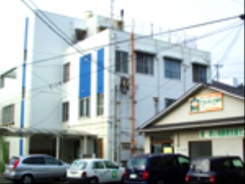 ゆったりとした外観の建物