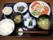 食事の一例である。汁物とご飯のほかに、栄養バランスの考えられた漬物やサラダなどが、一日三食提供されている。
