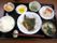白飯と味噌汁のほかに魚の煮物や漬物など、品目が多く用意されている。食事はすべてスタッフが調理しており安全である。