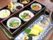 重箱にさまざまな料理が入っている。手前には鯖などの寿司が用意されている。行事の際にはちなんだ料理が出されている。
