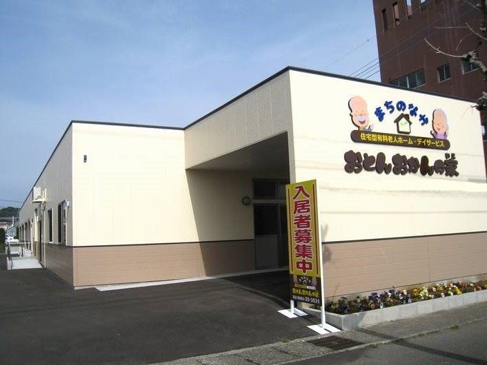道路側の外壁に施設の表示板が設置されている。大きな文字で見やすく、通行中の車両から容易に確認することができる。