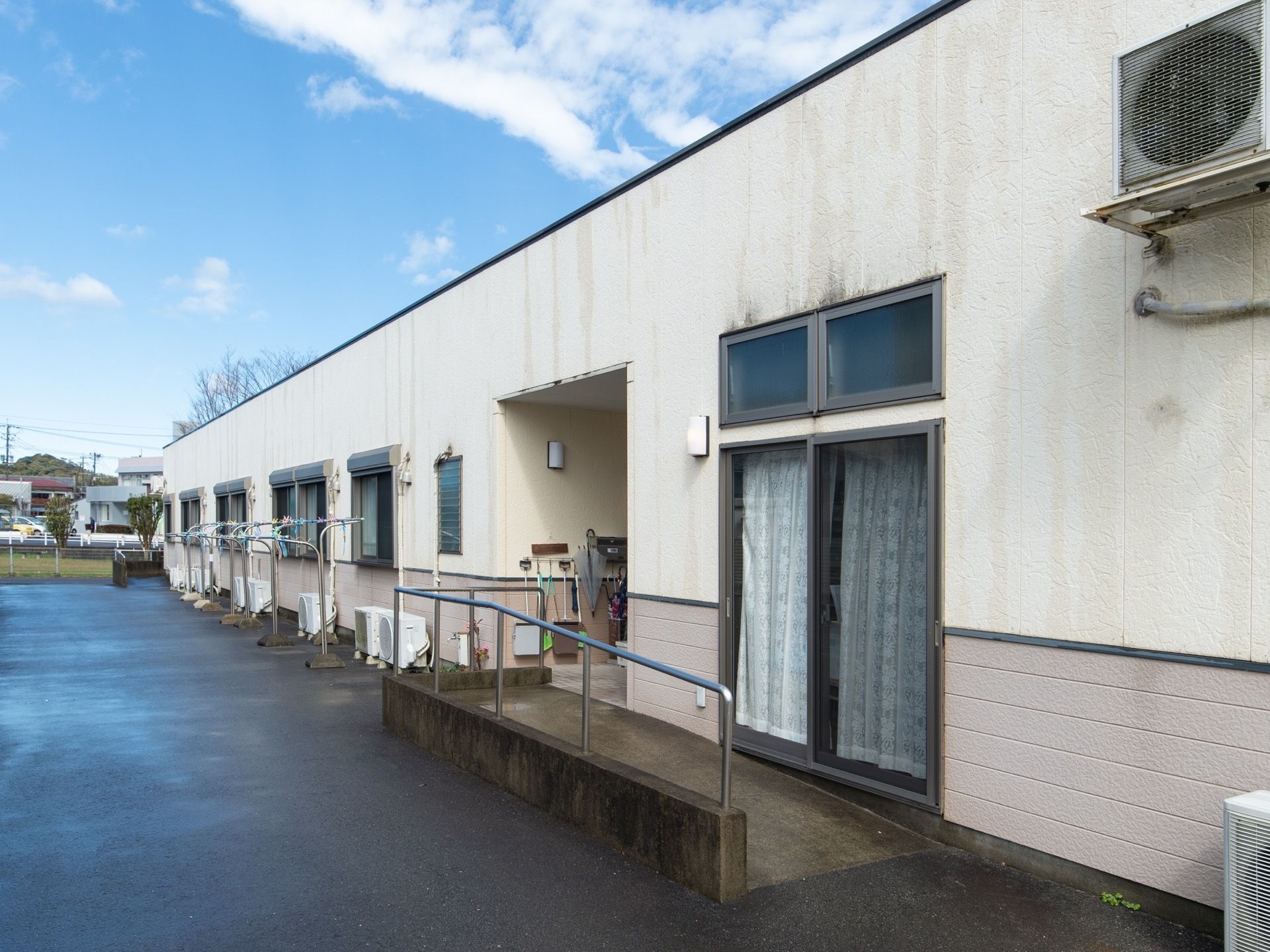 建物は平屋建てになっており、玄関までの通路にはスロープがある。車椅子をご利用の方も安全に移動することができる。