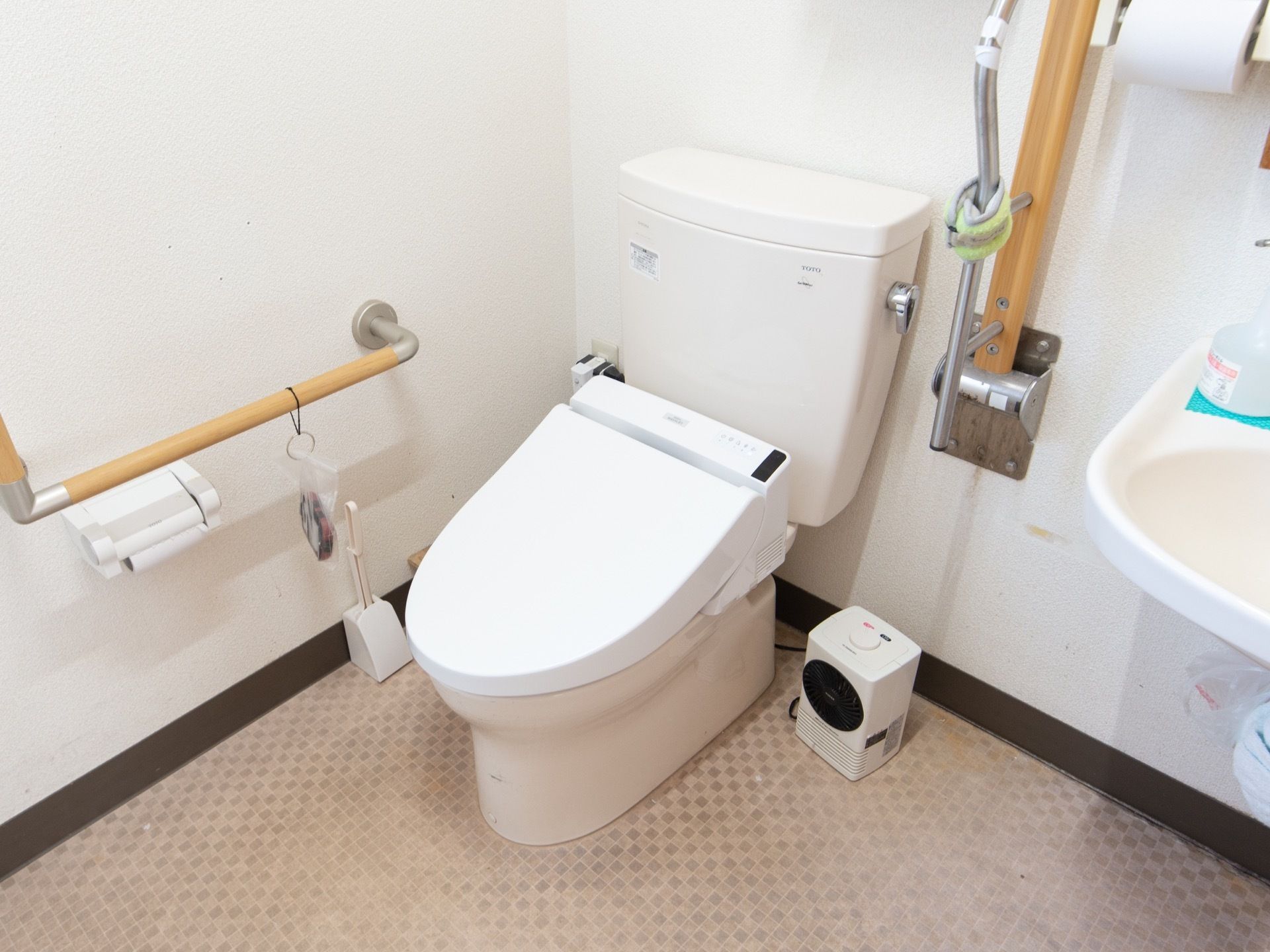 トイレはゆとりあるスペースになっている。便器の両側に手すりが取り付けられており、体を支えながら安全に使用することができる。