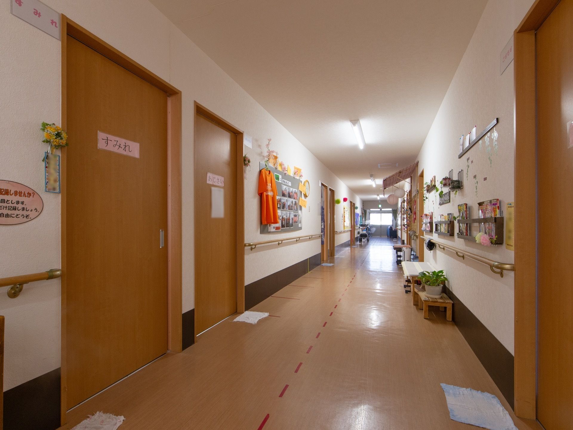 廊下は幅が広く、余裕を持って移動することができる。扉は引き戸になっており、小さな力で安全に開閉することが可能である。