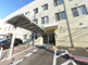 明るい介護施設の外観です