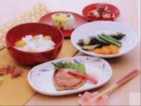 入居者様にお食事を楽しんでいただけるよう栄養バランスの良いメニューをご用意し、彩の良い配膳にも気を配っている。