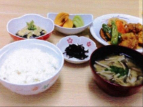 毎日のお食事を入居者様にお楽しみいただけるよう、四季の素材を活かした素材を彩りよく盛り付けしてご提供している。