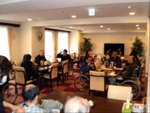 車いすの方もそのままご一緒にお食事していただける広い食堂