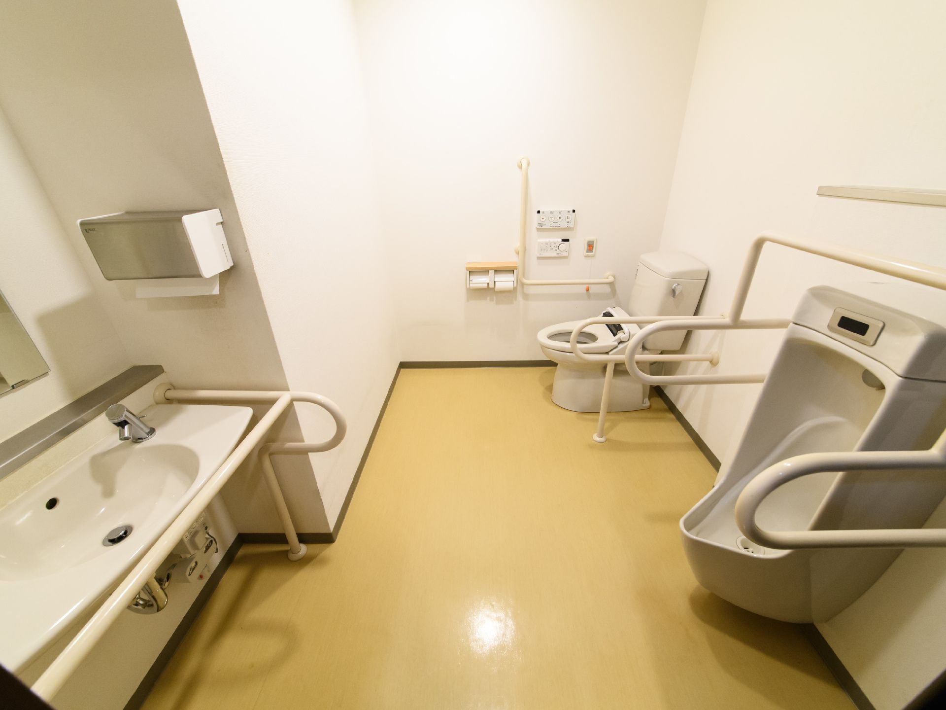 洋式トイレが1つと男性用トイレが一つある。壁には手すりがついているので、足腰に不安がある高齢者でも立ったり座ったりが楽である。手洗いがある。