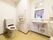 洋式トイレが一つあるトイレで、手を洗う場所が一つもうけてある。手すりがあるので、足腰が弱い方も掴まりながら利用ができる。