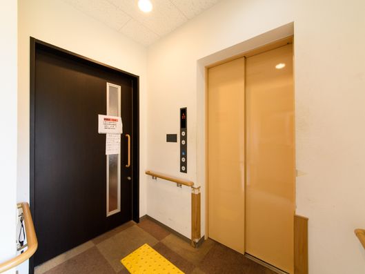 エレベーター前の通路