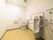 洋式トイレと、男性用の便器が一つずつ置いてある。手すりがあるので立ったり座ったりが楽にできる。トイレットペーパーのホルダーが二つある。