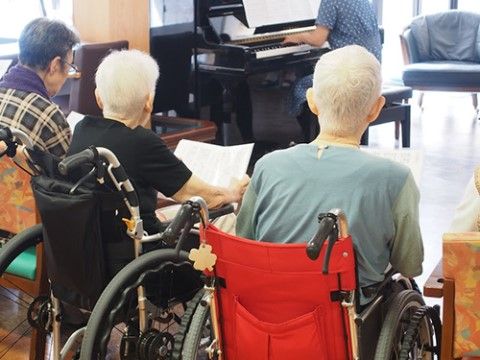 ピアノ演奏を聴く高齢者たち
