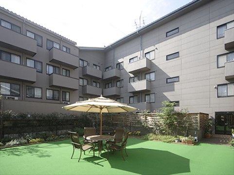 緑ある中庭の憩いの場