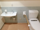 バリアフリーのトイレ設備が整った室内