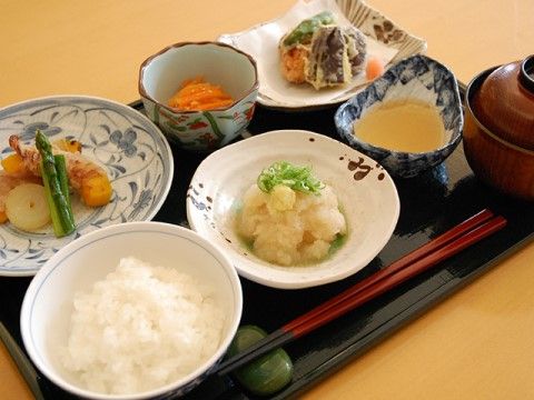 和食の食事風景ダイニング