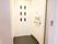 館内に据え付けられているエレベーターは、前後にドアのあるウォークスルー式となっている。扉は両側にスライドして開く。