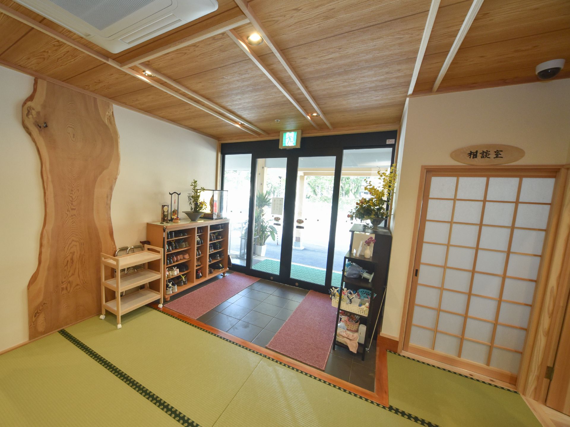 玄関の両側には靴棚が設置されている。玄関から室内への床には段差がなくフラットである。右側に相談室がある。