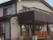 ２階建ての建物で、２階には広いベランダが設置され、１階には格子状の柵が設けられている。建物の色は茶系およびベージュ系の配色である。