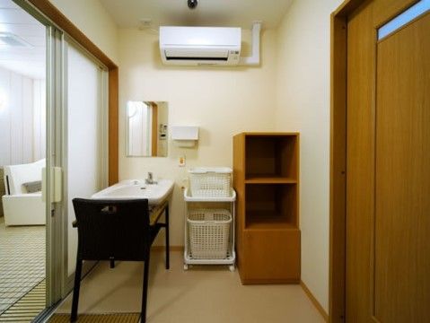 脱衣場にはエアコンが付いており火照った体を冷ますことができる。また大きな洗面台もあるので、ゆっくり顔のお手入れをすることも可能である。