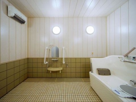 浴室には介護浴槽が付いているので、要介護の方も安心できる。また頑丈な手すりがあるので座ったり立ち上がったりするときにとても便利である。