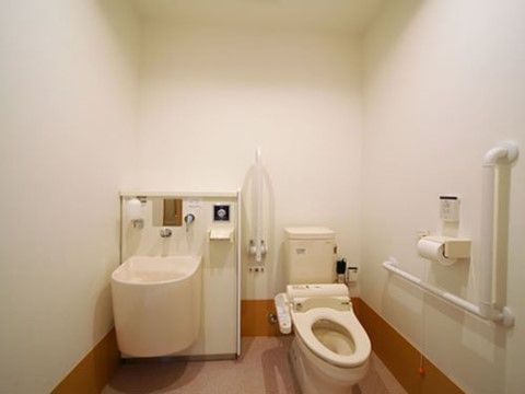 壁が白で清潔感のあるトイレは広く、車椅子でも楽々入ることができる。そして手すりもあるため移動もスムーズ。