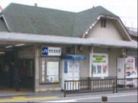 JR岸和田駅の駅舎は、平屋建てである。駅名の表示板下には地図が貼られ、駅舎前には自動販売機が設置されている。