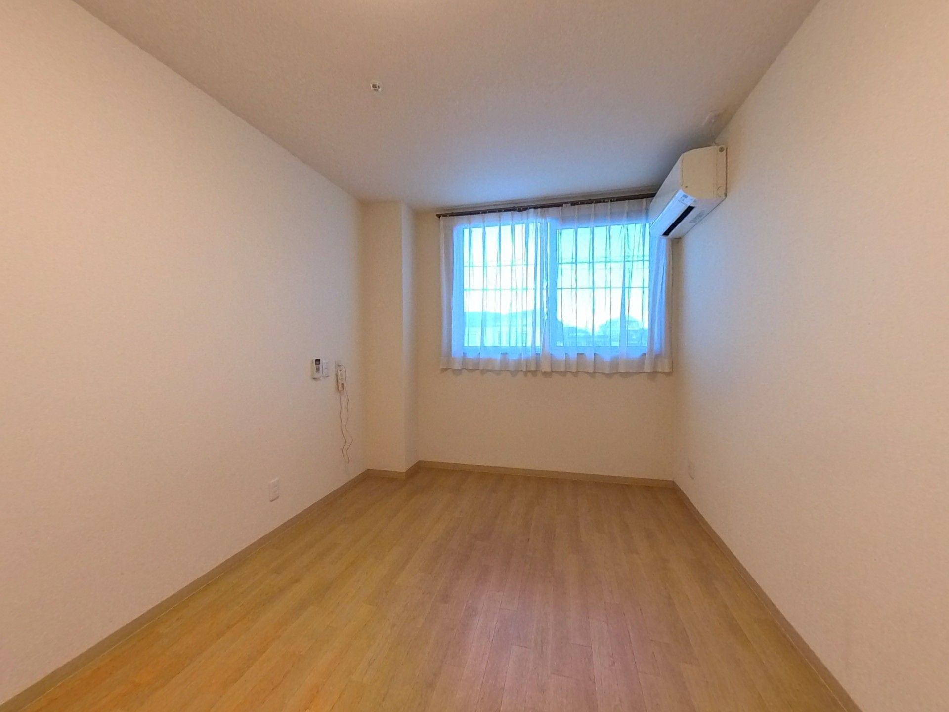 窓のある明るい部屋