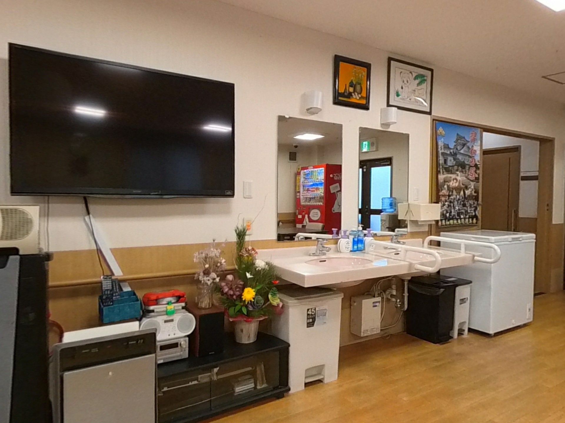 洗面台とテレビのある部屋