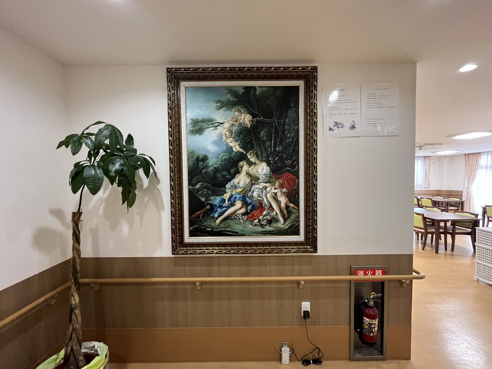 絵画と観葉植物の壁