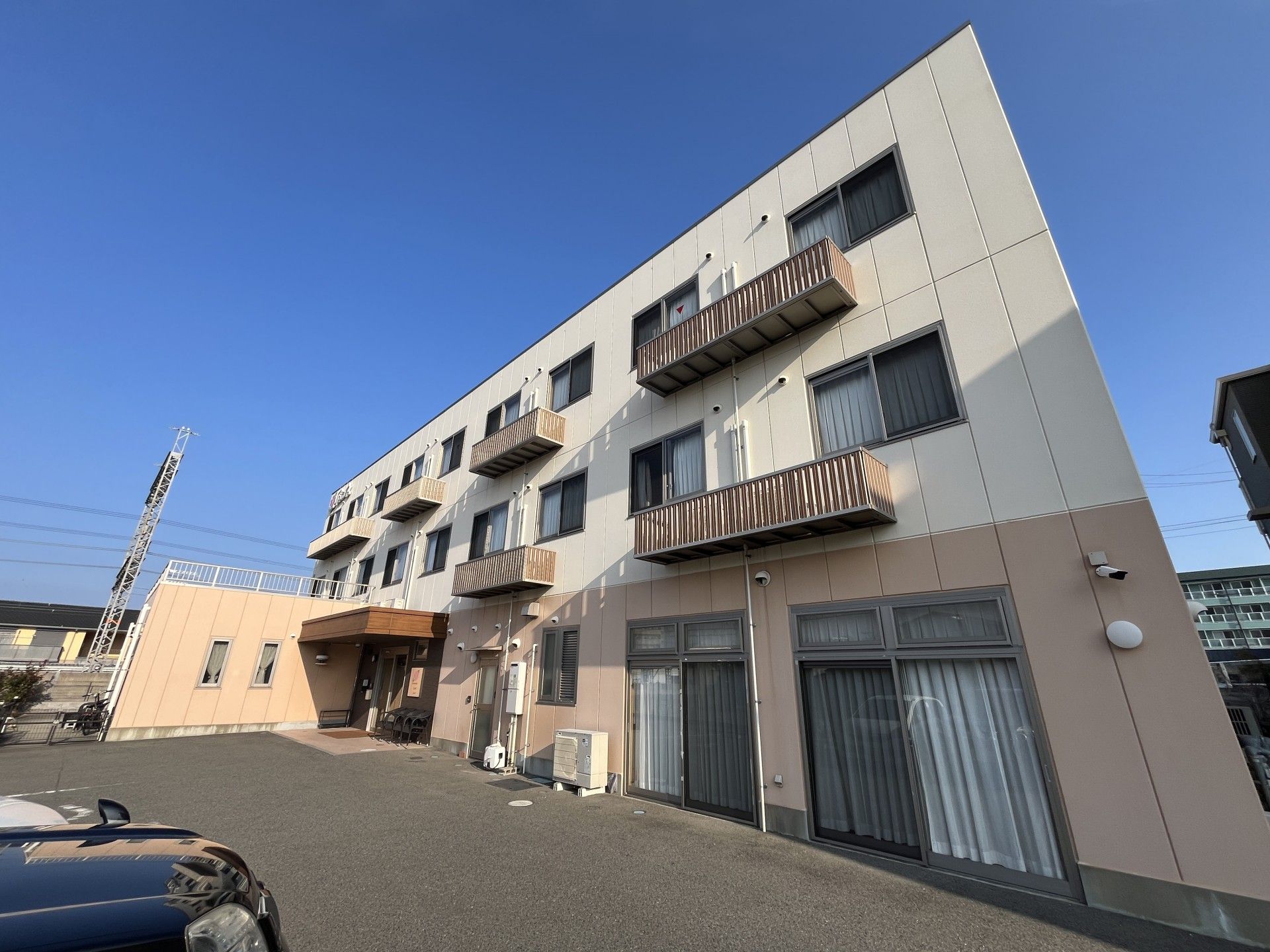 三階建ての建物外観