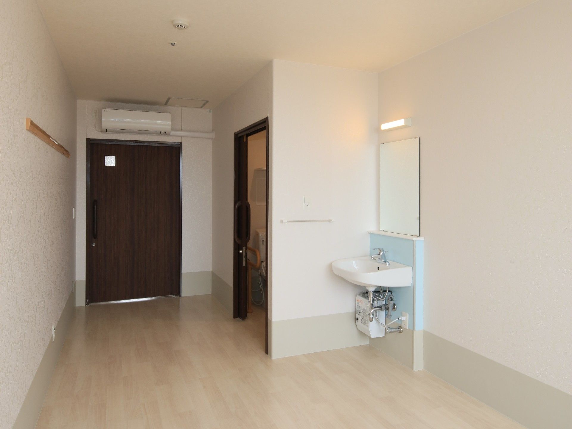 お部屋に入ってすぐ横に、手すり完備のトイレがある。室内にはベッドや箪笥なども持ち込めるので、入居者様のお好みのインテリアにできる。