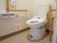 トイレ内には洋式便器の両側に手すりを設置している。ペーパーホルダーの上部はちょっとした小物置きに利用できる。