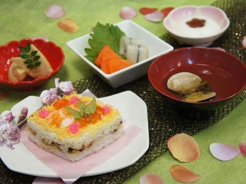 彩鮮やかな食事のメニューは、ケーキのようなちらし寿司、ハマグリのお吸い物、タケノコの煮物、お刺身、デザートのヨーグルト。