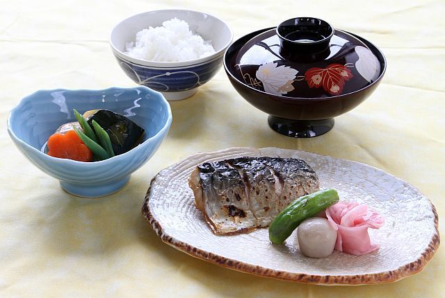 焼き魚と野菜の煮物が付いたメニュー