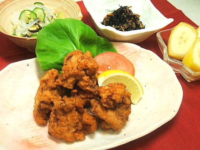 から揚げと春雨サラダ、ひじき煮やバナナのデザートのセット