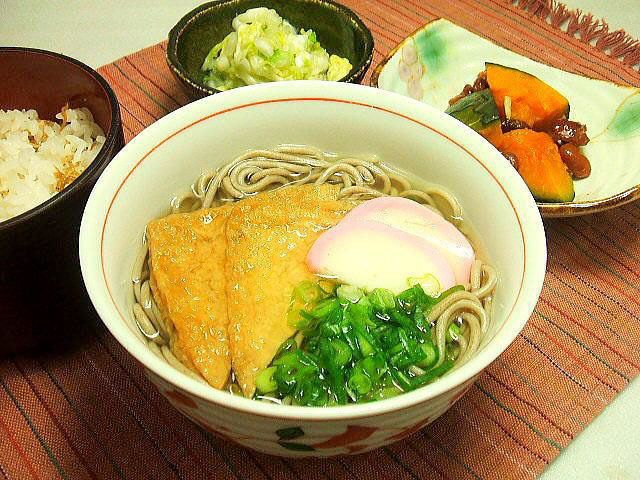 きつねうどんと、かぼちゃの煮物、白菜の浅漬けと炊き込みご飯のセット