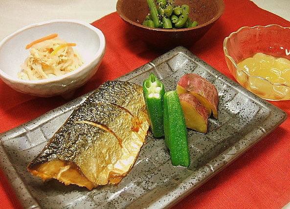 焼き魚と切り干し大根、いんげんの和え物が付いたメニュー