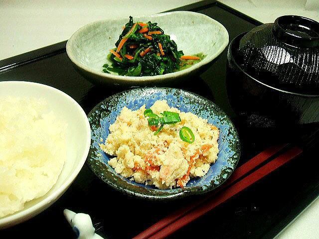 卯の花と青菜と人参のソテーの付いたメニュー