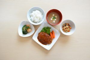 ハンバーグと豆の煮物、ごはんと味噌汁のセット