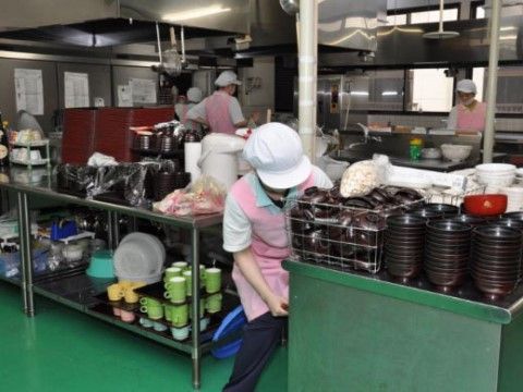活気ある食堂の作業風景