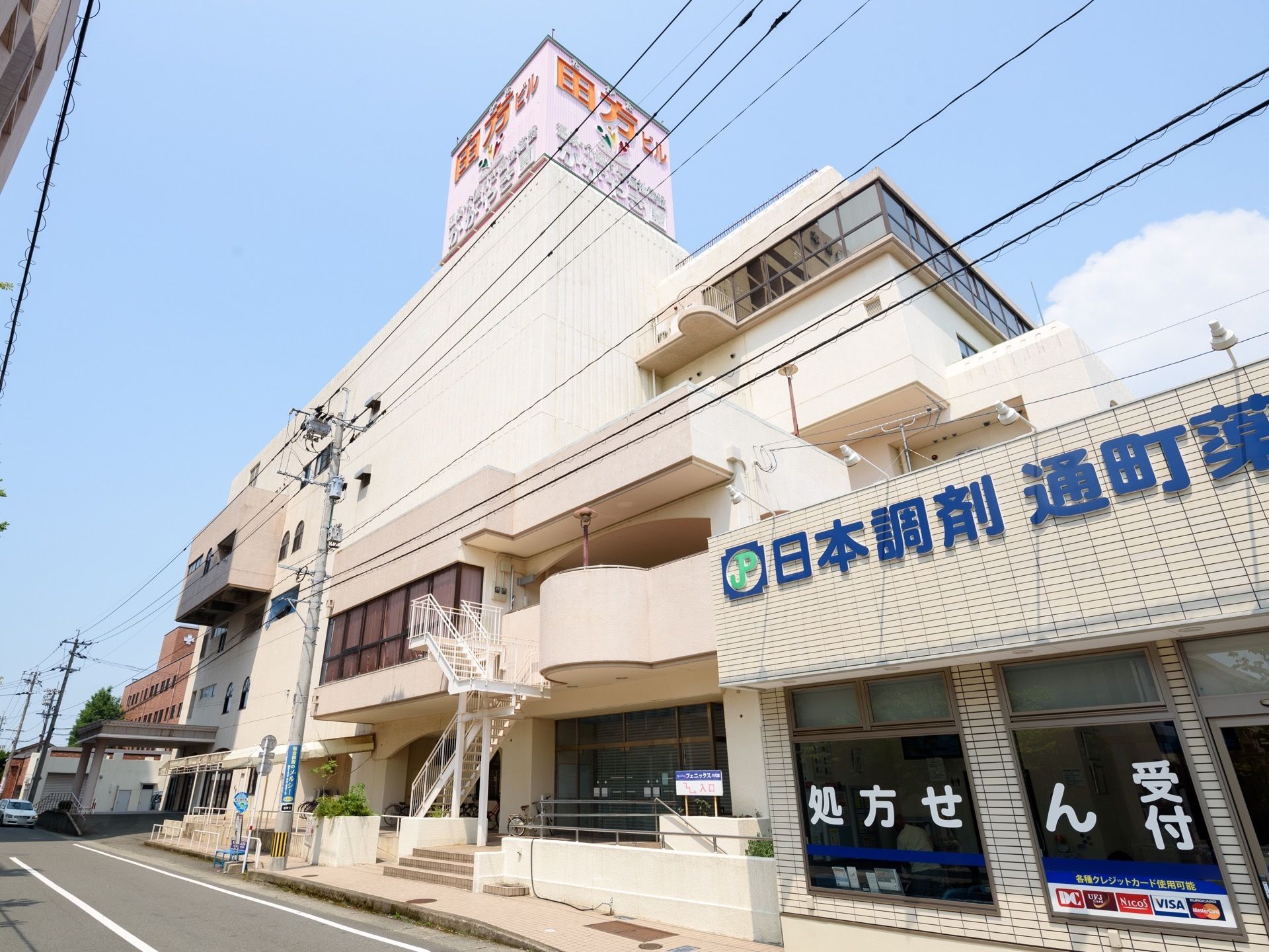 整備された道路に面し、施設前にはバス停が設置されている。交通の便が良く、ご家族様の来訪時に便利な場所に立地している。